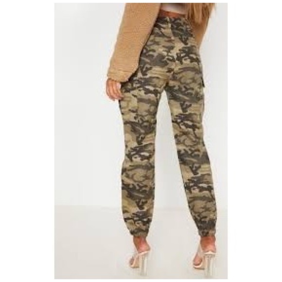 138 PrettyLittleThing Khaki Camo Pocket Detail Cargo Pants - Picture 2 of 8